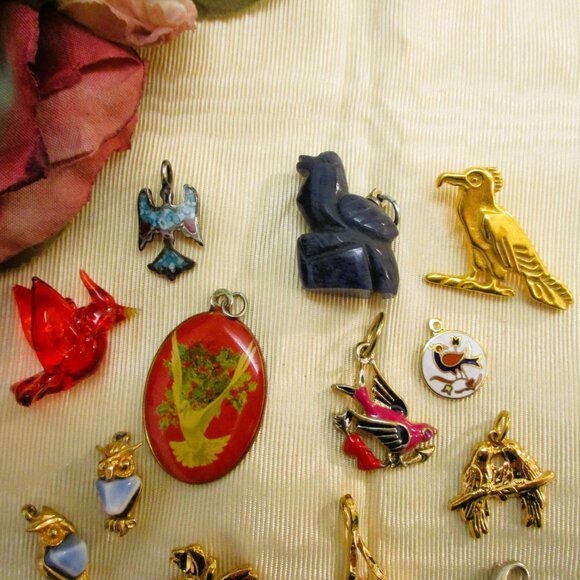 VINTAGE Bird Charm Pendant Lot ~ 19 Mixed Materials Pendant Charm Bird Variety - Picture 3 of 11
